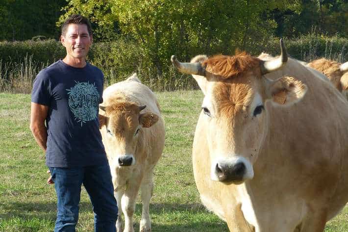Nicolas Suteau avec ses vaches nantaises, ferme accueillant les stagiaires